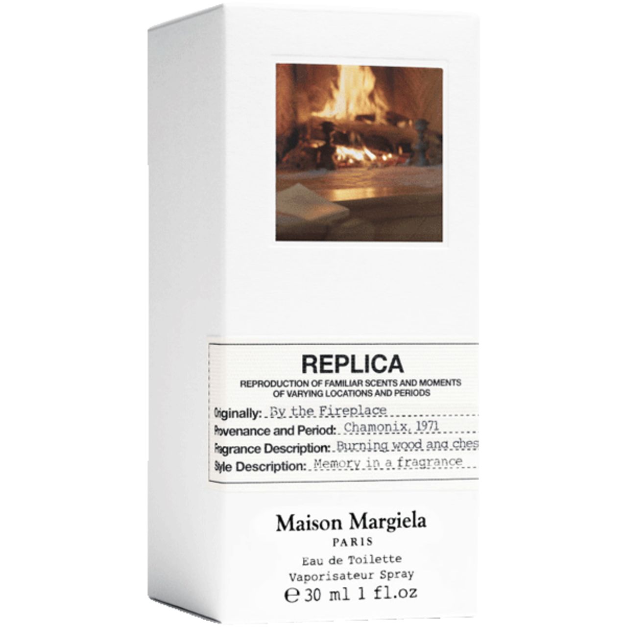 Weiße Verpackung mit Produktname Replica By the Fireplace, Maison Margiela. Bild eines Kamins. Text auf der Verpackung.