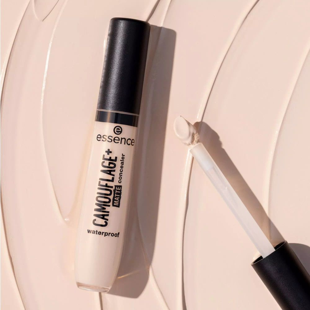 Essence Camouflage Matt Concealer. Beige Tube, schwarzer Deckel, Applikator. Schriftzug: CAMOUFLAGE+ MATTE concealer waterproof.