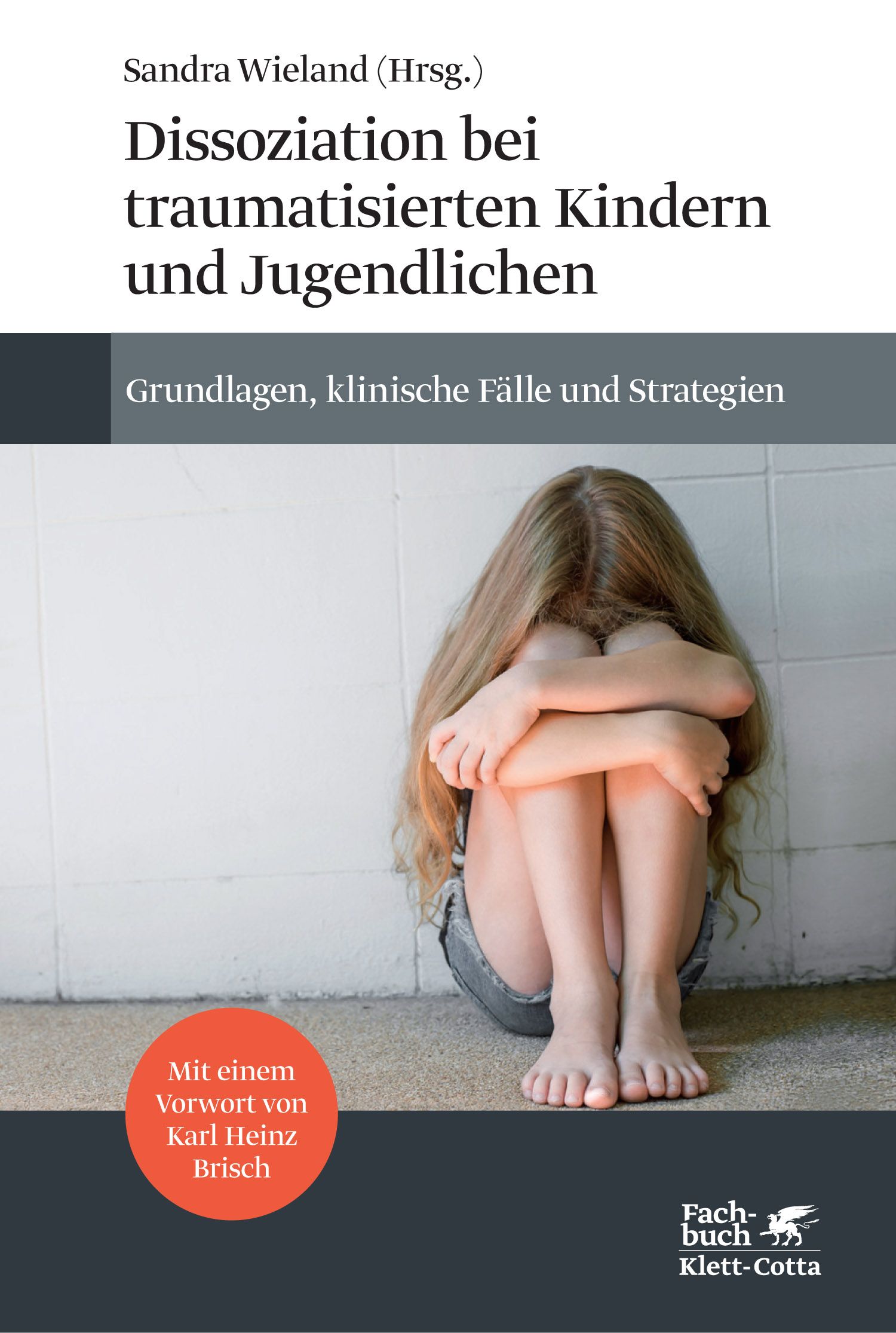 Buchcover: "Dissoziation bei traumatisierten Kindern und Jugendlichen". Kind sitzt mit angezogenen Knien. Verlag Klett-Cotta.