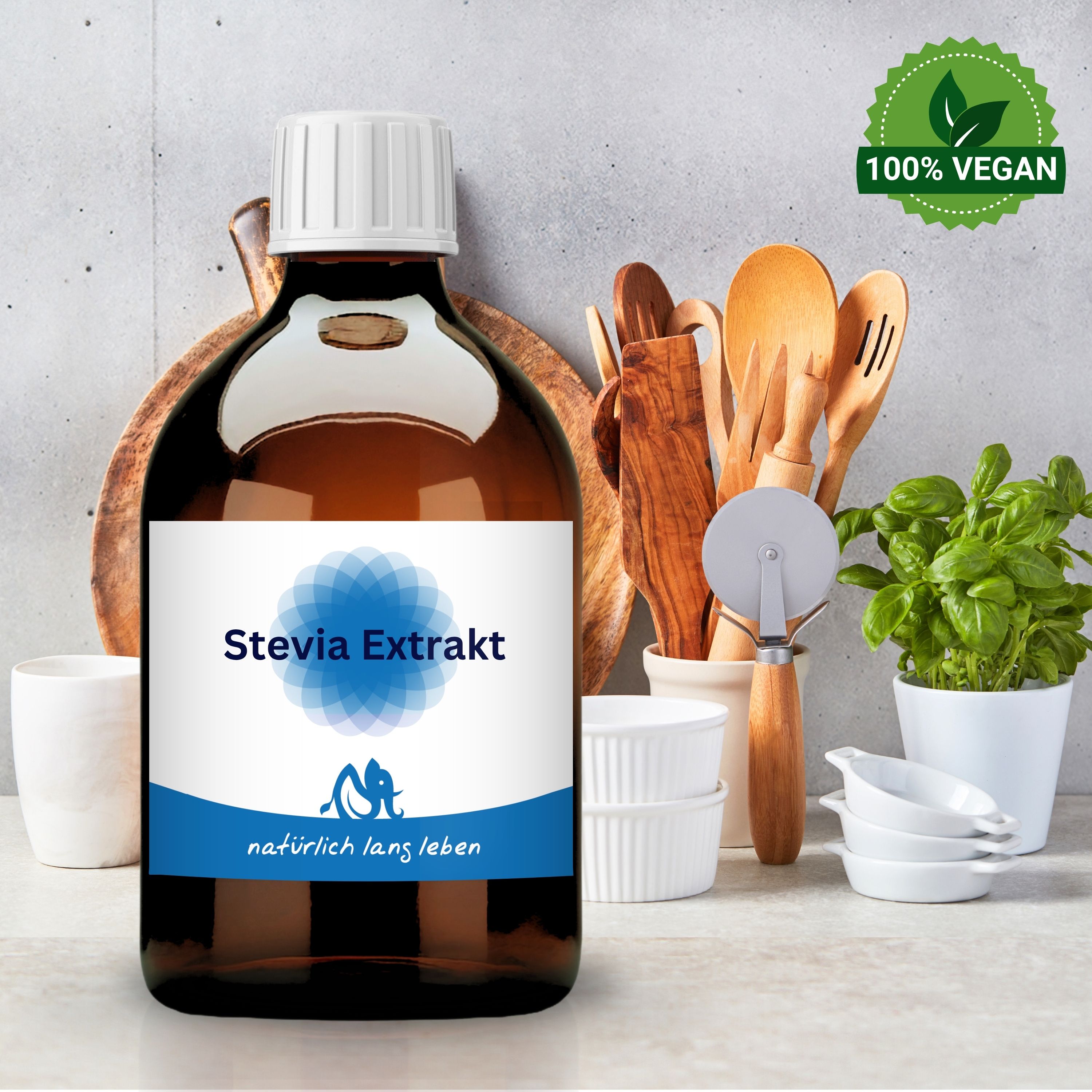 Braune Glasflasche mit weißem Deckel und Etikett. Aufschrift: Stevia Extrakt, Logo und "natürlich lang leben". Vegan-Siegel.