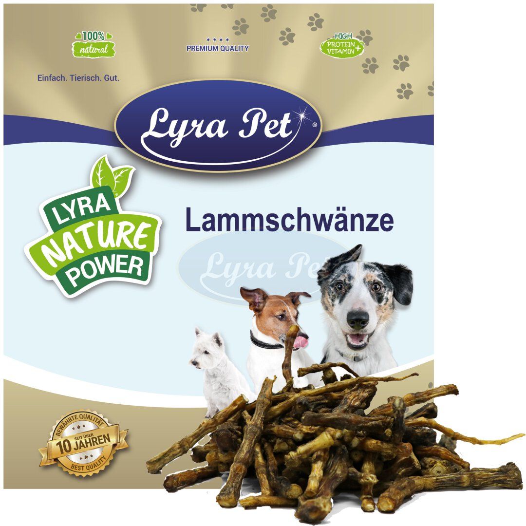 Lyra Pet® Lammschwänze in Verpackung. Produktname und Logo sichtbar. Hunde und Pfoten-Symbol. Text: Einfach. Tierisch. Gut.