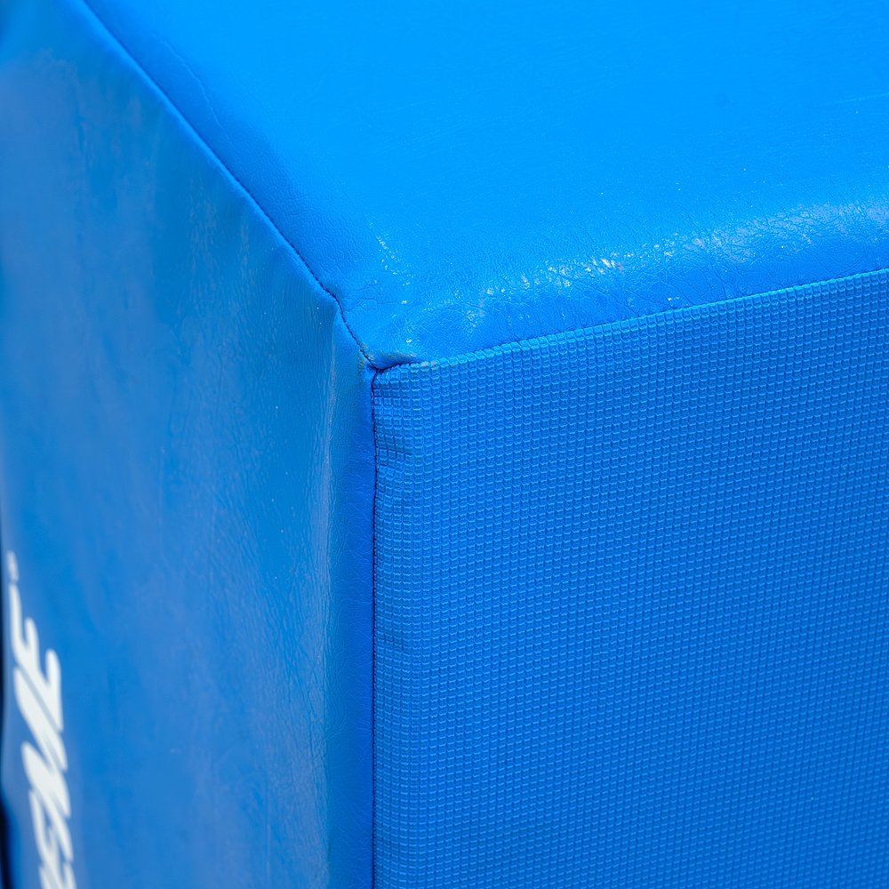 Blauer Keilmatte-Eckbereich. Sichtbare Naht. Strukturierte Oberfläche.