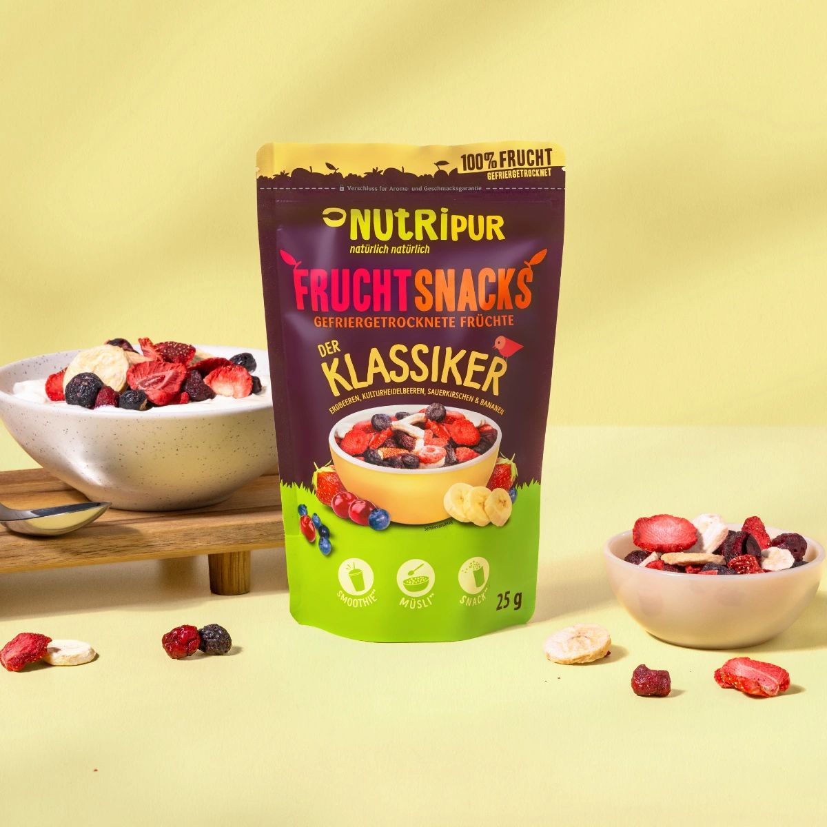 Schale mit Früchten und Joghurt. Daneben eine Packung gefriergetrocknete Früchte. Aufschrift: NutriPur, Frucht Snacks.