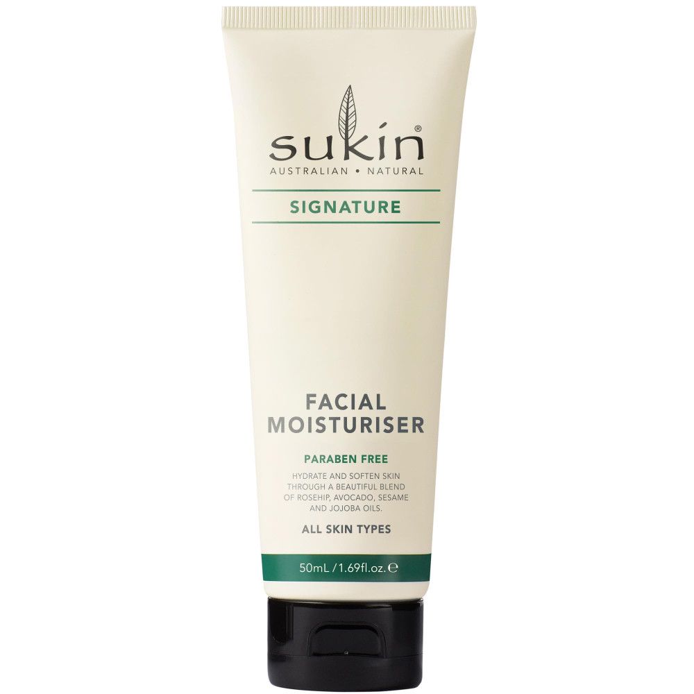Creme-Tube mit schwarzem Verschluss. Aufschrift: Sukin, Signature, Facial Moisturiser. Enthält keine Parabene. Für alle Hauttypen.