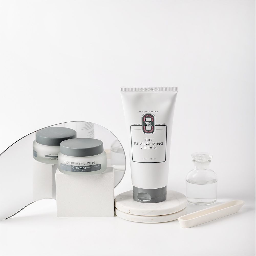 Creme-Glas, Tube und Flasche. Aufschrift: Bio Revitalizing Cream. Marke: Yu.r.