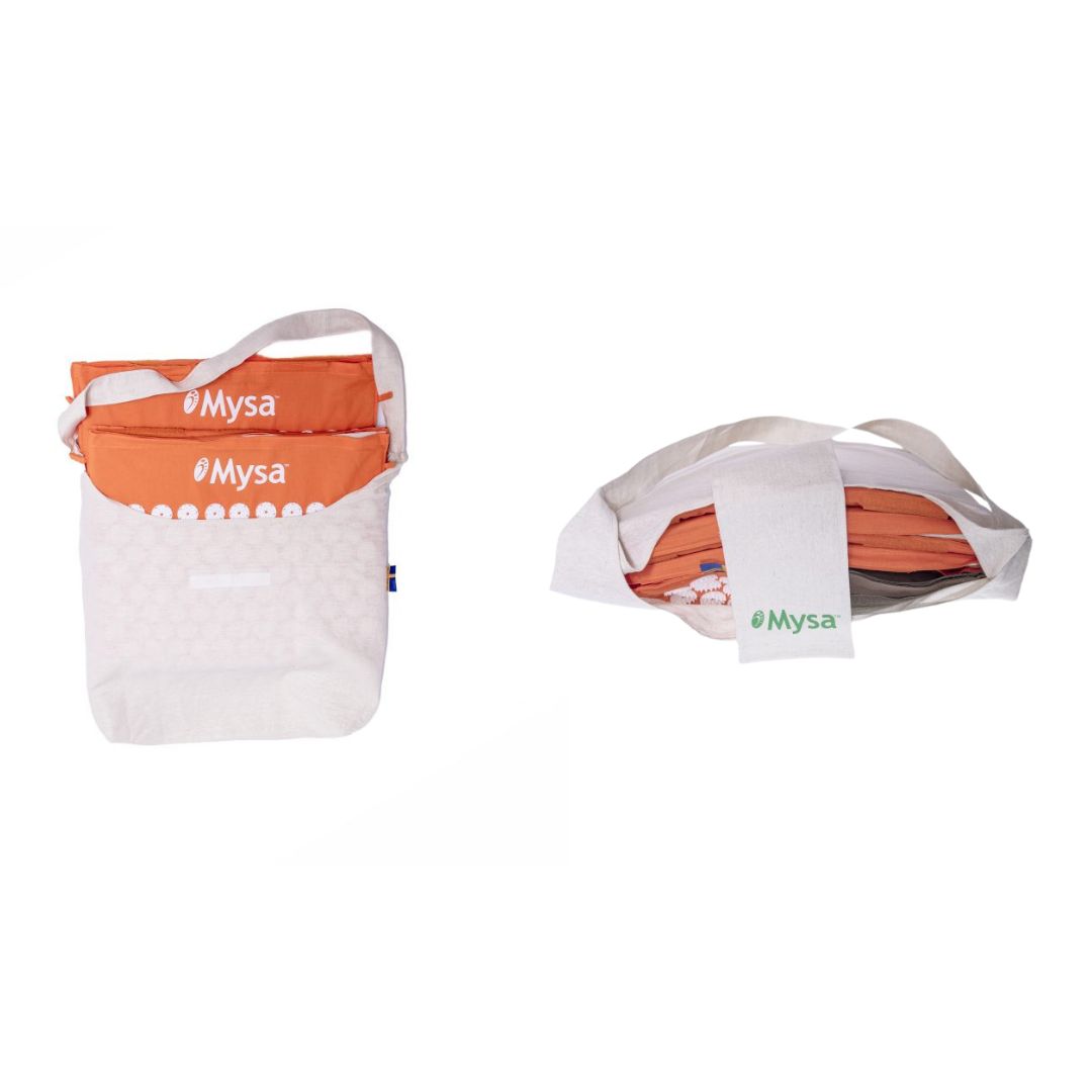 Zwei Taschen mit orangefarbenen Akupressurmatten und Kissen. Eine Tasche ist offen. Das Produkt ist sichtbar.