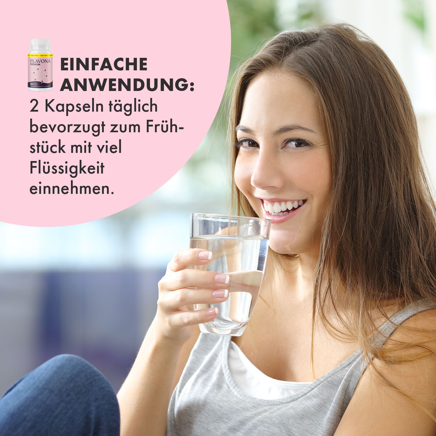 Frau trinkt Wasser. Im Hintergrund eine Flasche mit Kapseln. Aufschrift: Flavona Premium. Text: 2 Kapseln täglich mit Flüssigkeit einnehmen.