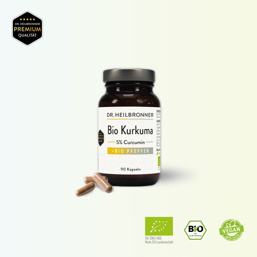 Braune Glasflasche mit Kapseln. Aufschrift: Bio Kurkuma, 5% Curcumin, Bio Pfeffer. 90 Kapseln. 3 Kapseln daneben.
