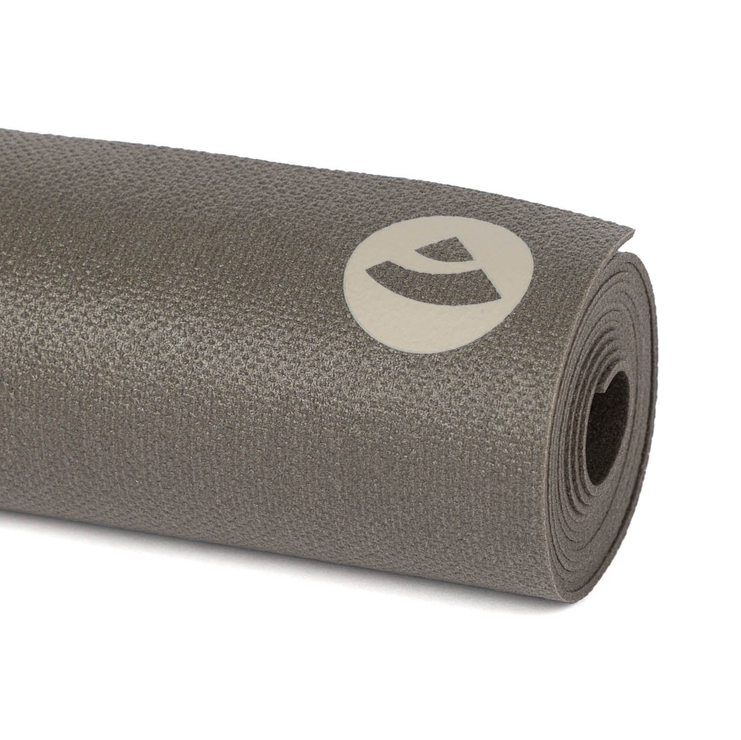 Nahaufnahme einer gerollten grauen Yogamatte. Logo sichtbar. Auf weißem Hintergrund.