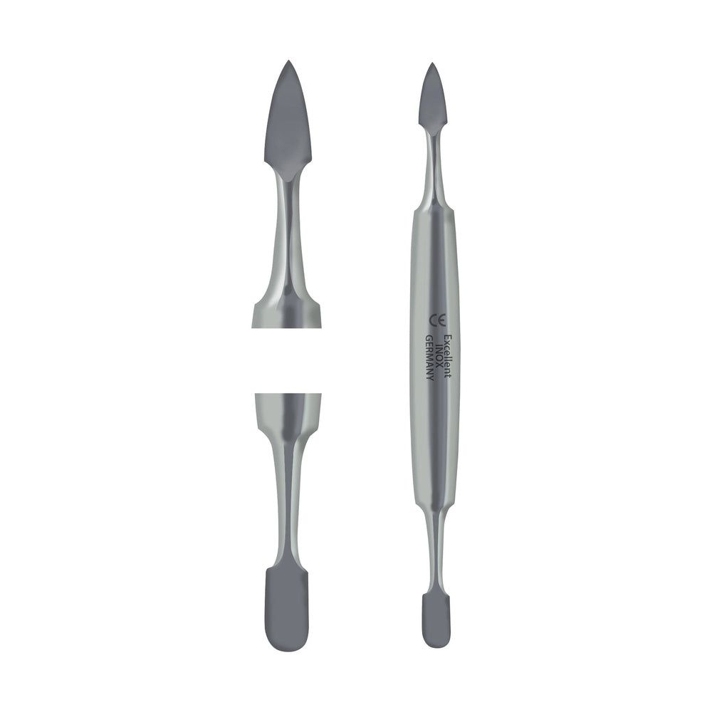 Nagelreiniger aus Metall. Zwei Enden: spitz und spatelförmig. Mit Prägung: Excellent, Solingen, Germany, CE-Zeichen.