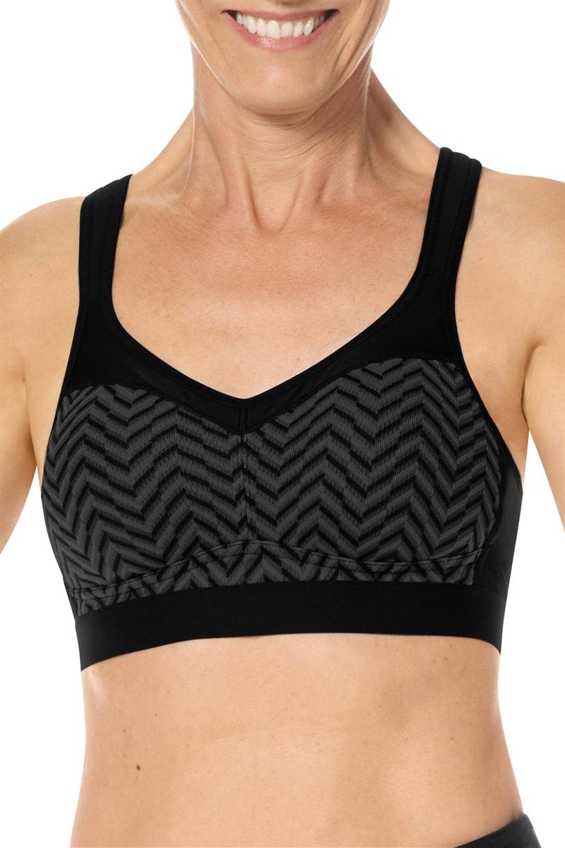 Schwarzer BH mit Chevron-Muster. V-Ausschnitt, breite Träger. Frau trägt den BH.