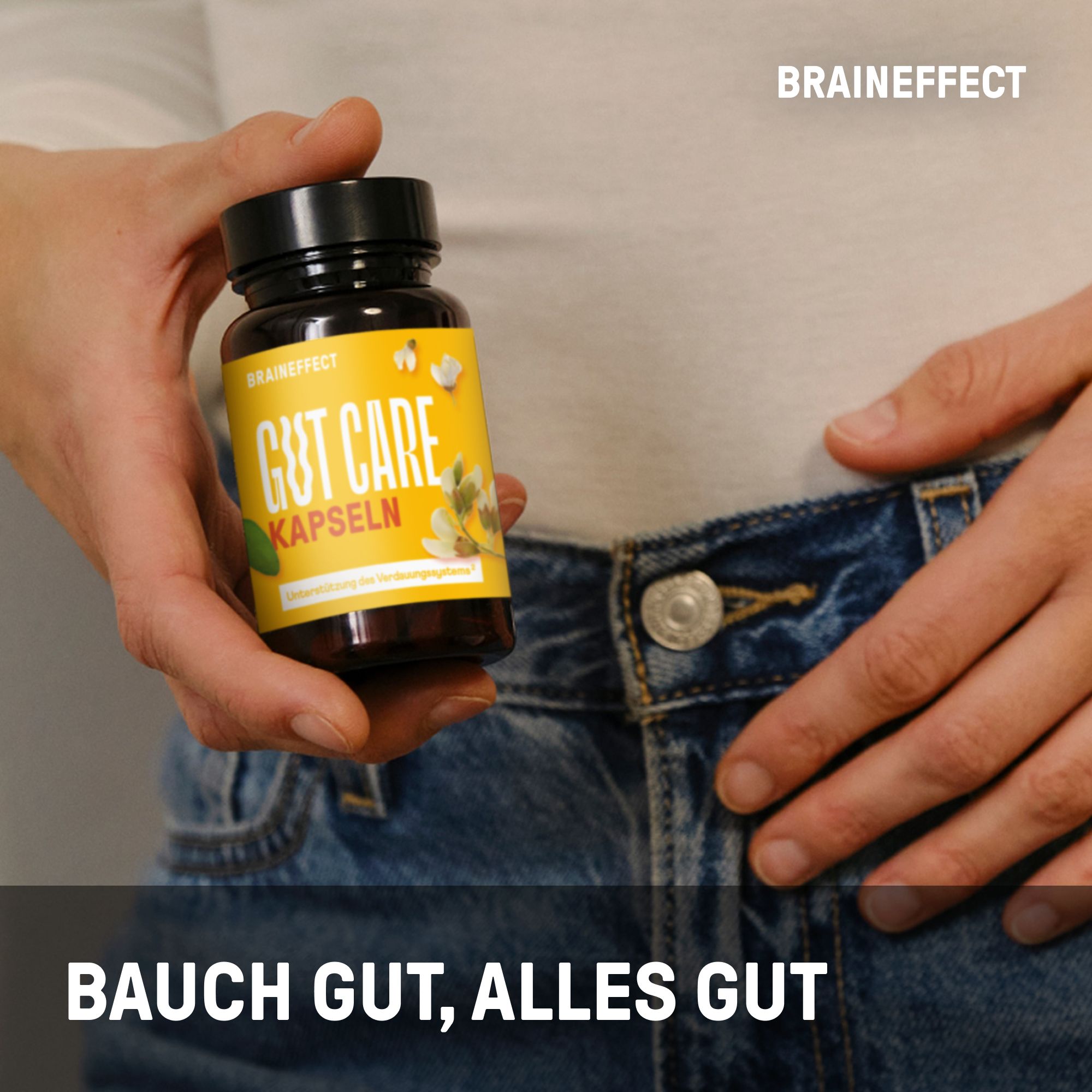 Person hält Flasche "GUT CARE KAPSELN" vor Jeans. Text: BAUCH GUT, ALLES GUT. BRAINEFFECT Logo.