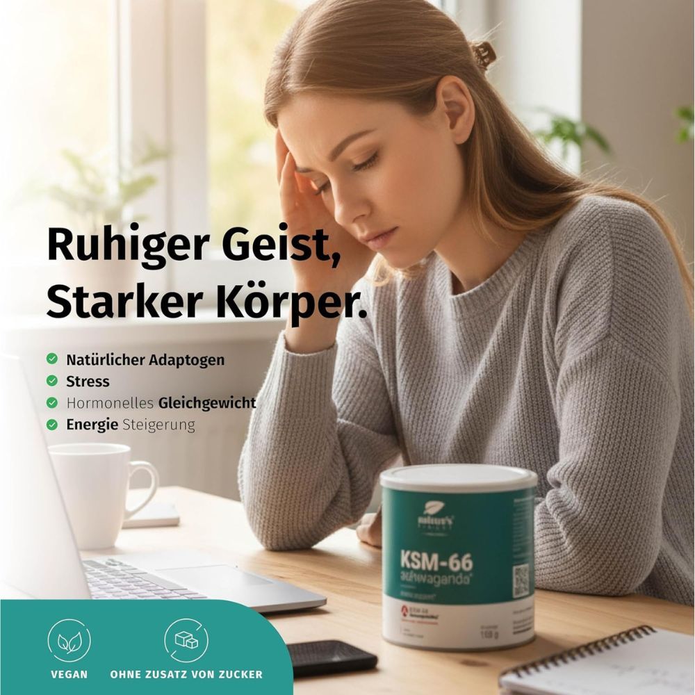 Frau am Schreibtisch mit KSM-66 Ashwagandha Dose. Text: Ruhiger Geist, Starker Körper. Vorteile aufgelistet.