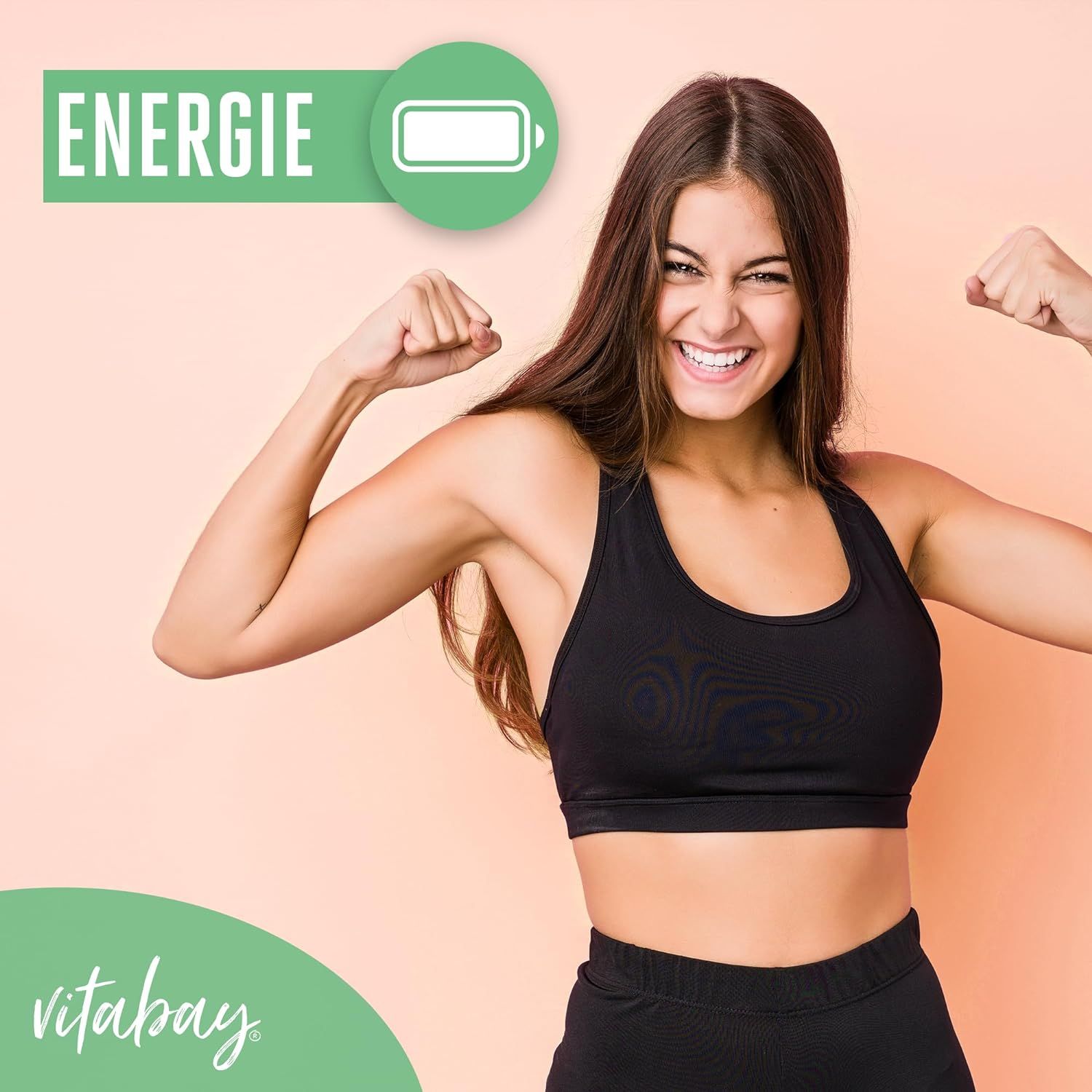 Frau in Sportkleidung mit erhobenen Armen. Text: Energie. Logo: Vitabay.