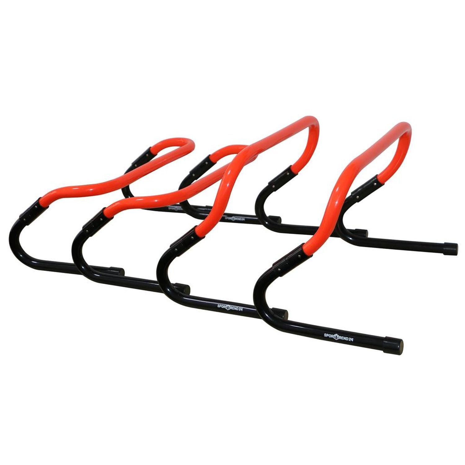 Drei verstellbare Hürden. Orangefarbene Stangen, schwarze Metallfüße. Sporttrend24-Logo auf den Füßen.