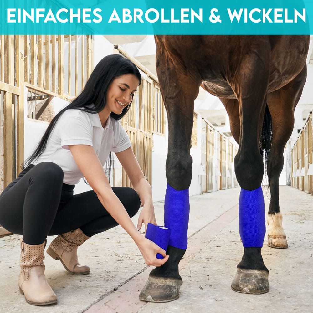 Frau wickelt blaue Bandage um Pferdebein. Text: Einfaches Abrollen & Wickeln.
