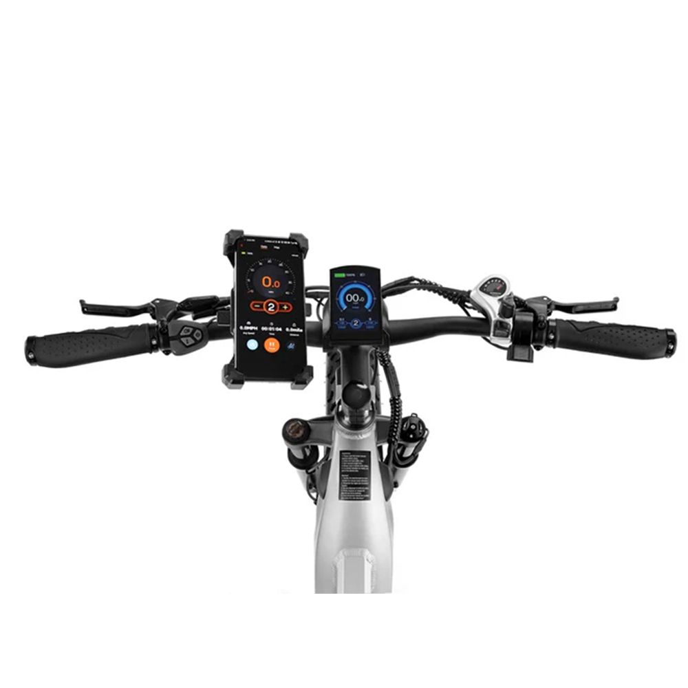 Nahaufnahme des Lenkers eines Elektrofahrrads. Ein Smartphone und ein Display sind montiert. Griffe und Bedienelemente sind sichtbar.