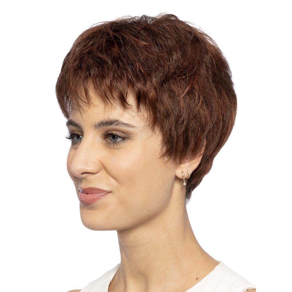 Kurzhaarperücke, rotbraun, mit Pony, Seitenansicht. Frau mit hellen Augen und Ohrringen. Auf weißem Hintergrund.