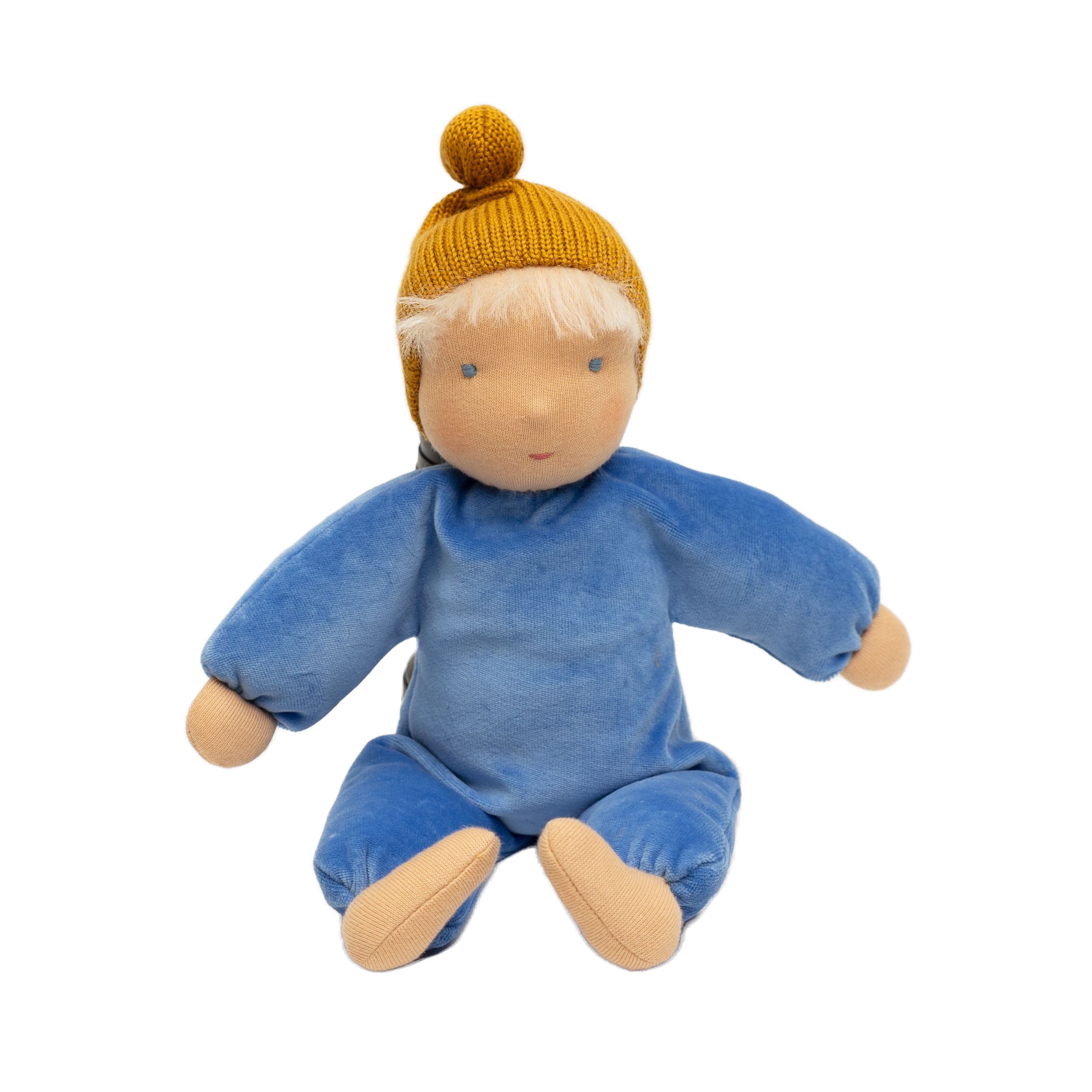 Stoffpuppe mit blonden Haaren, gelber Mütze und blauem Anzug. Gesicht und Hände aus hellem Stoff. Sitzende Position.