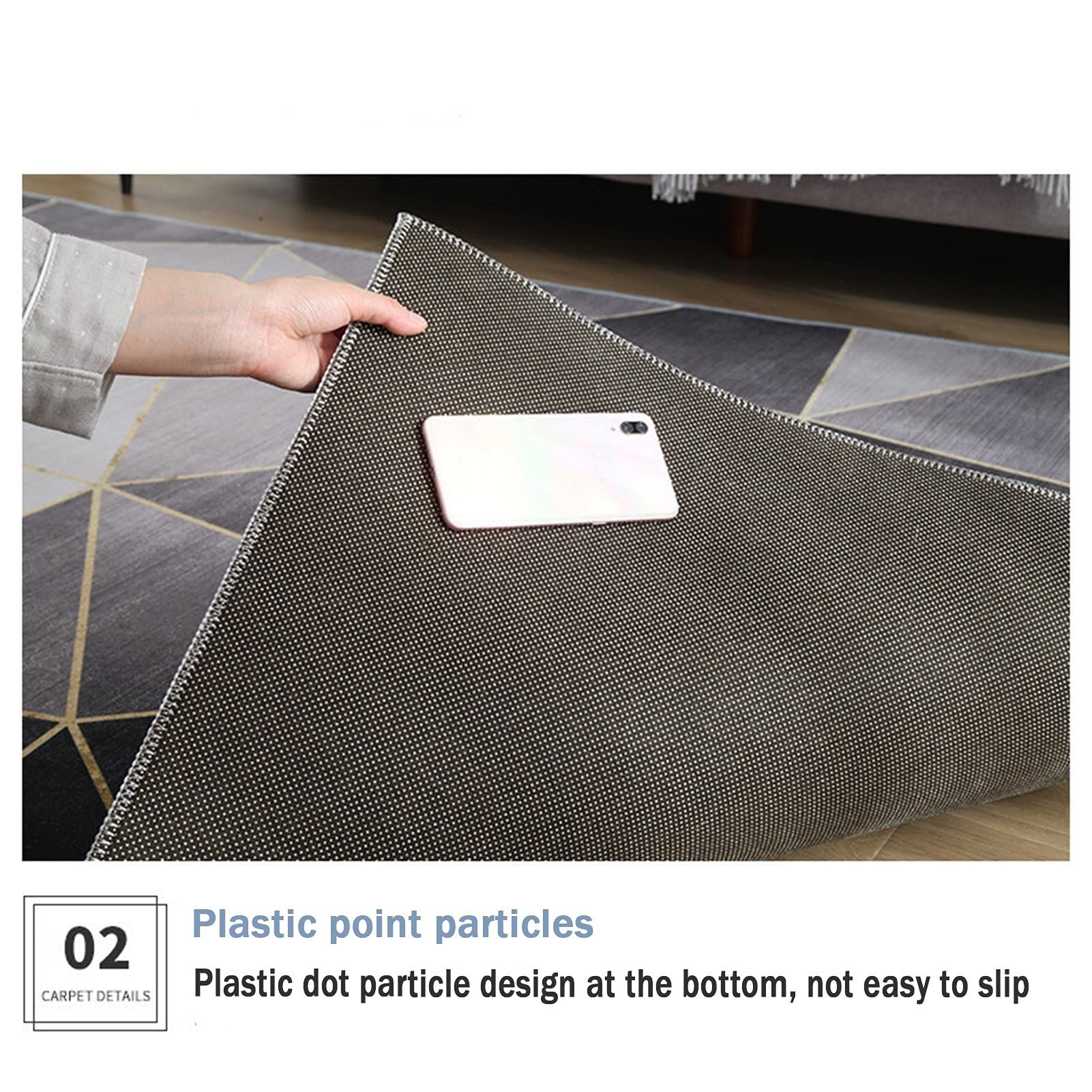 Teppich mit geometrischem Muster. Person hält Teppich an der Ecke. Smartphone liegt auf dem Teppich.