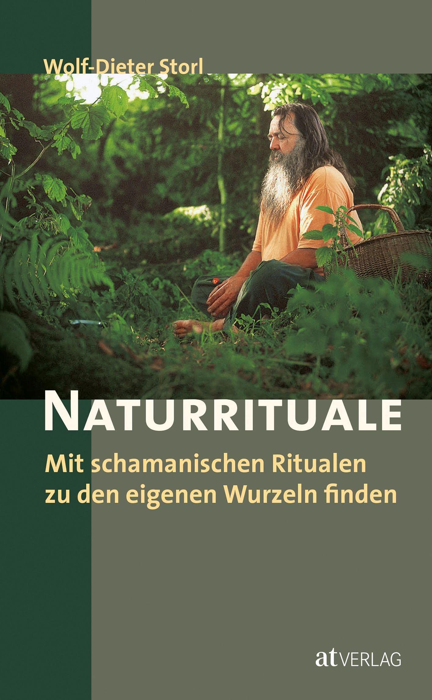 Buchcover von Naturrituale. Titel und Autor sind sichtbar. Eine Person sitzt im Wald. Verlag: atVERLAG.