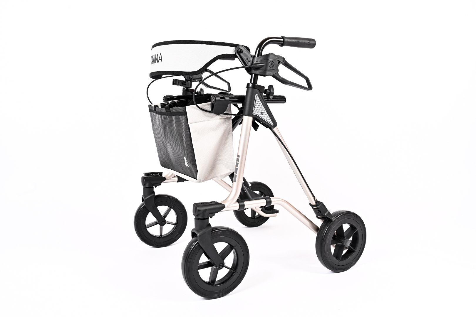 Rollator mit vier Rädern, schwarzem Korb und Sitzfläche. Das Gestell ist silberfarben. Der Rollator hat den Schriftzug TAiMA.