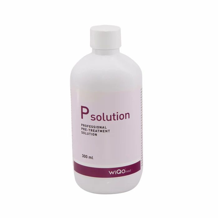 Weiße Flasche mit rosa Etikett. Aufschrift: P solution, PROFESSIONAL PRE-TREATMENT SOLUTION. Volumen: 300 ml.