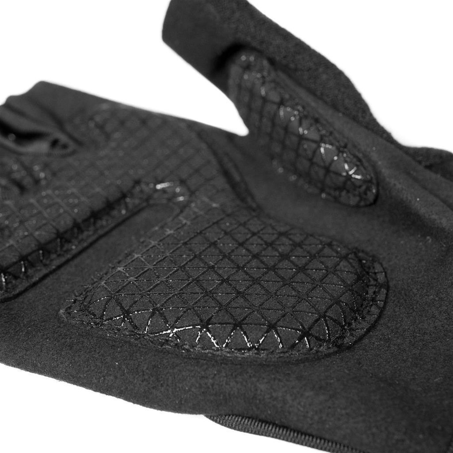 Nahaufnahme eines schwarzen Trainingshandschuhs. Geprägtes, rautenförmiges Pad auf der Handfläche.