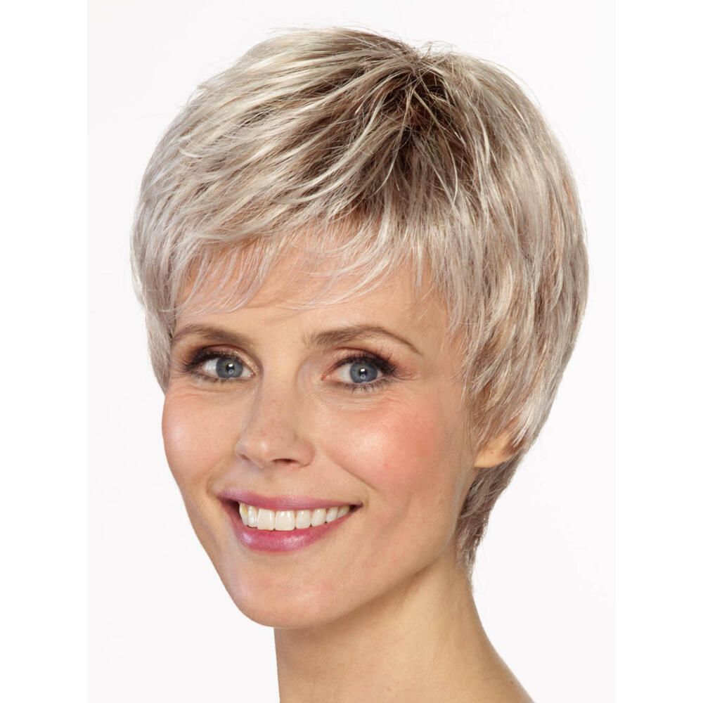 Kurzhaarperücke, blond mit dunkleren Ansätzen. Die Perücke bedeckt den Kopf einer Frau, die lächelt.