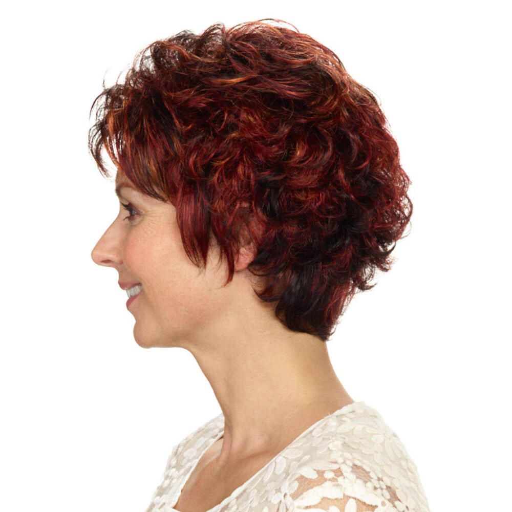 Kurzhaarperücke, rotbraun, gewellt. Seitenansicht einer Frau mit Perücke, weißes Oberteil.