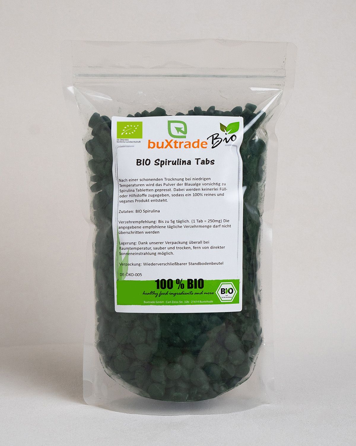 Ein Beutel mit dunkelgrünen Spirulina-Tabletten, mit Bio-Siegel und Produktinformationen.