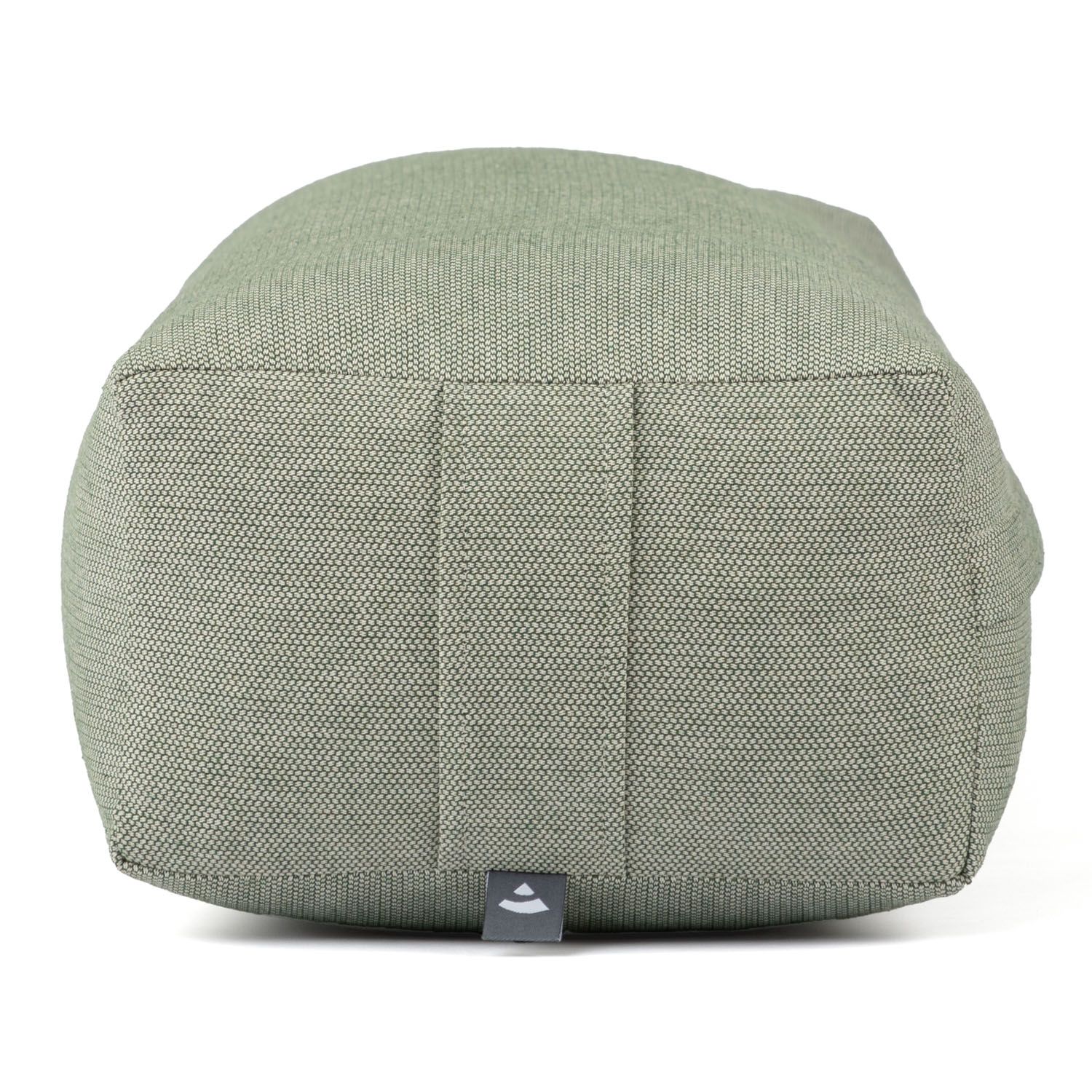 Hellgrünes Yoga-Bolster. Stoffbezug. Logo-Etikett an der Unterseite. Rechteckige Form.