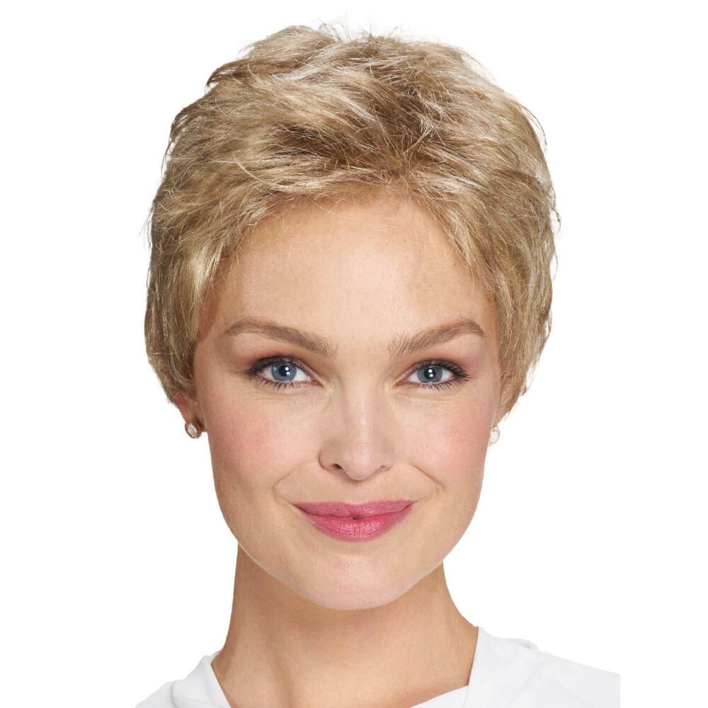 Kurzhaarperücke in Blond. Frontale Ansicht einer Frau mit Perücke. Kurze, gewellte Haare. Hautfarbener Hintergrund.