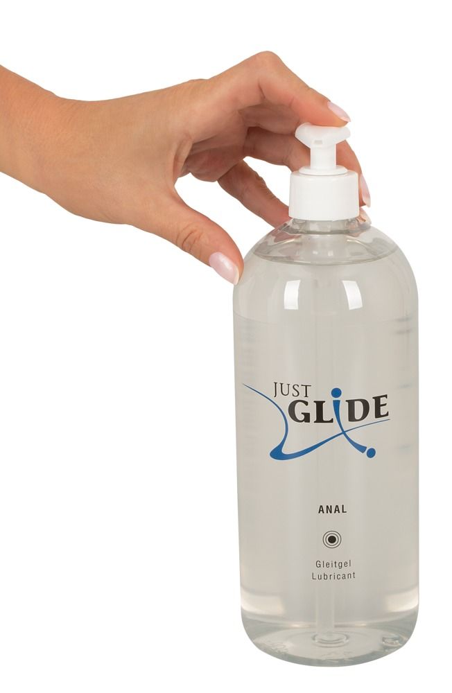 Hand hält eine transparente Flasche mit Dosierpumpe. Aufschrift: JUST GLIDE ANAL. Gleitgel Lubricant.