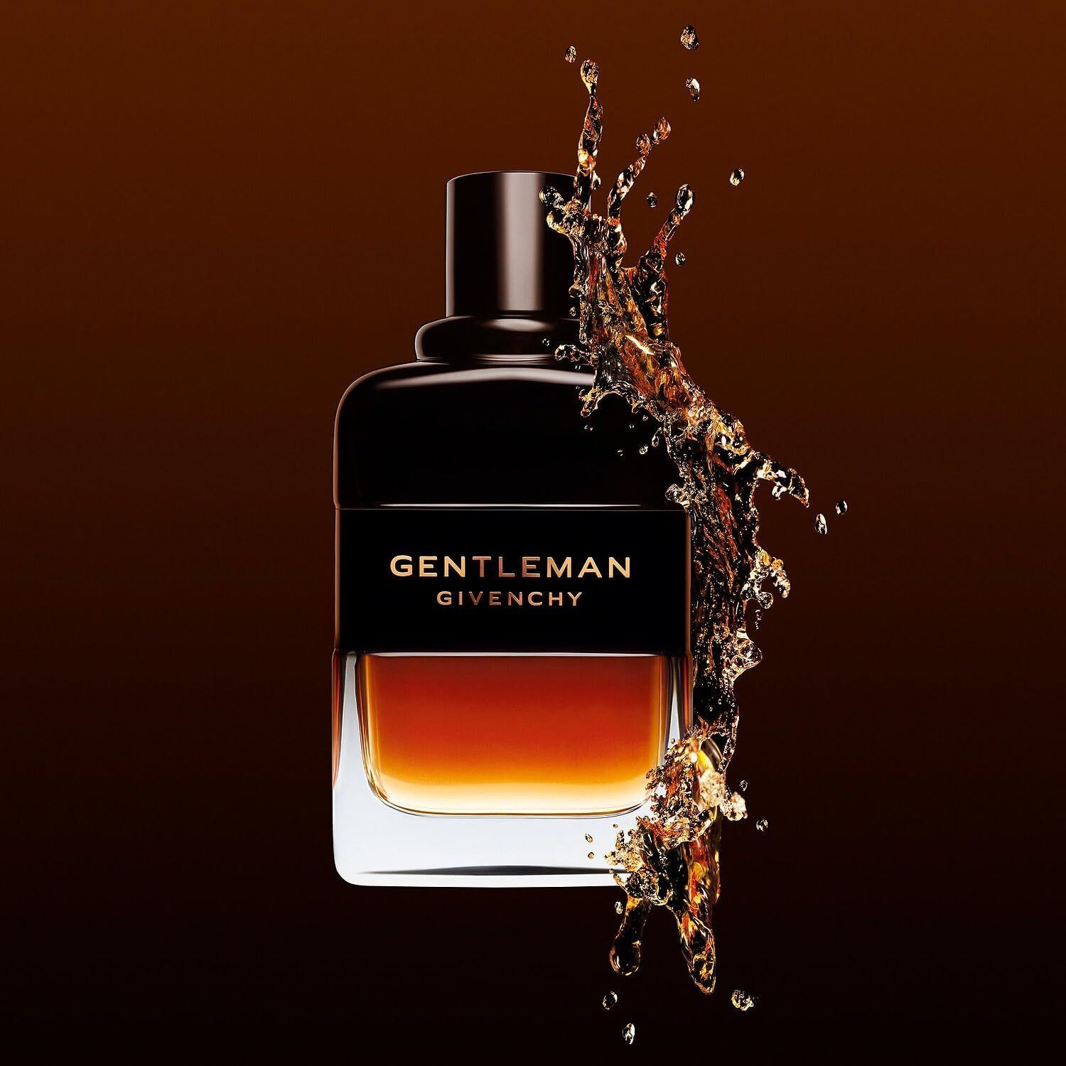 Parfümflasche mit brauner Flüssigkeit, umgeben von einem Spritzer Flüssigkeit. Schwarzer Deckel, goldene Schrift: GENTLEMAN Givenchy.