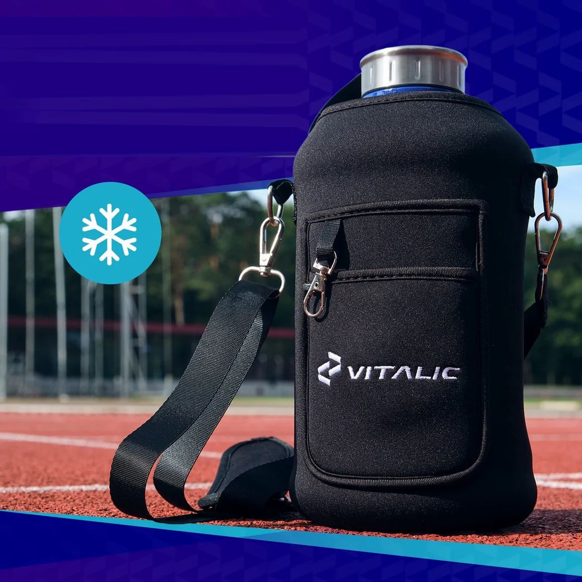 Schwarze Neoprenhülle mit Schultergurt. VITALIC-Logo. Metallverschlüsse. Schneeflocken-Symbol. Auf roter Sportbahn.