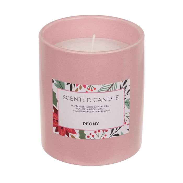 Roze geurkaars met etiket. Opschrift: Scented Candle, Peony. Meertalige productaanduidingen.
