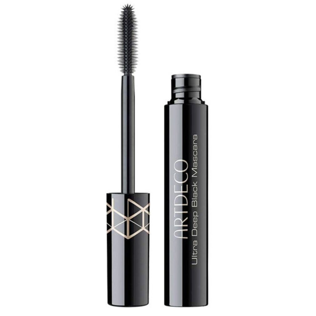 Schwarze Mascara-Tube mit offener Bürste. Auf der Tube steht ARTDECO Ultra Deep Black Mascara. Der Griff hat ein geometrisches Muster.