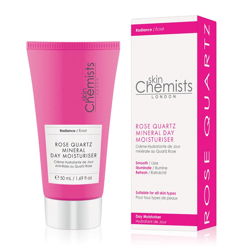 Rosa Tube mit Produktname und Verpackung. Text: Rose Quartz Mineral Day Moisturiser. Marke: skinChemists. 50 ml.