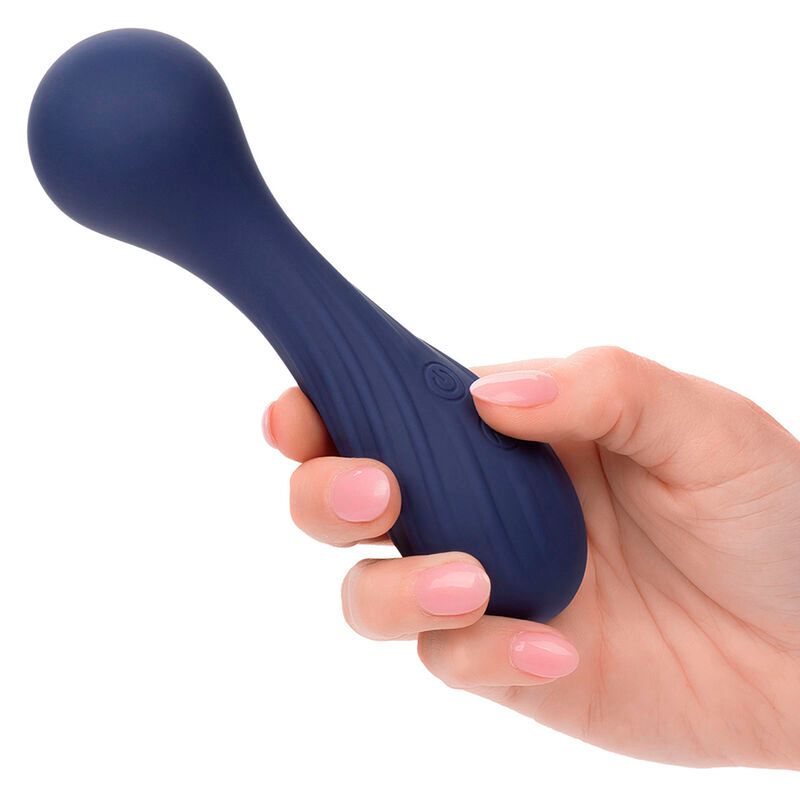 Hand hält blauen Vibrationsmassager. Zwei runde Enden, gewellte Oberfläche. Zwei Knöpfe sind sichtbar.