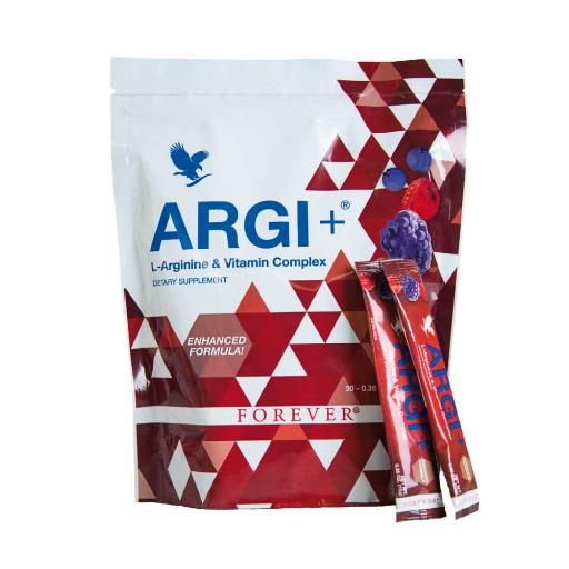 Beutel mit ARGI+ Pulver und zwei Einzelportionen. Aufschrift: L-Arginin & Vitamin Complex. Marke: Forever. Hintergrund: rot-weißes Muster.