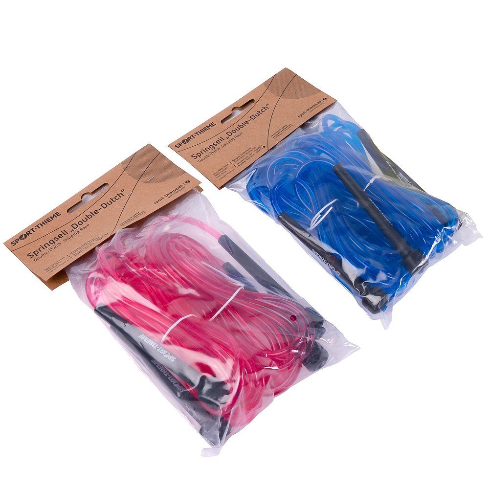 Zwei verpackte Doppelseile. Blau und Pink. Schwarze Griffe. Verpackung mit Aufdruck SPORT-THIEME Springseil Double-Dutch.