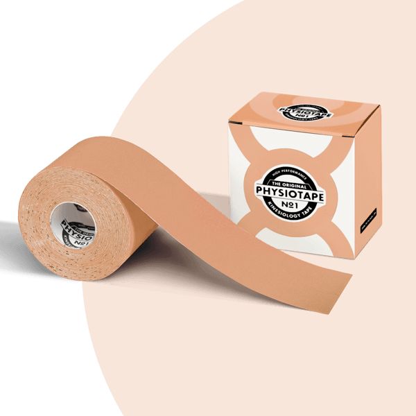 Beige Kinesiotape-Rolle mit Verpackung. Aufschrift: PhysioTape No.1. Rolle mit abgerolltem Tape.