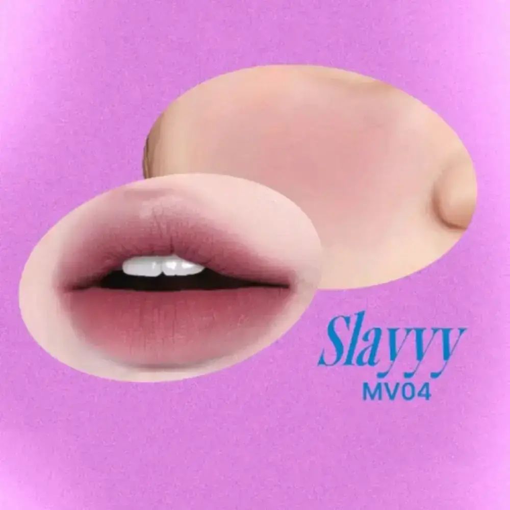 Lippen und Wangen mit dem Produkt. Text: Slayyy MV04.