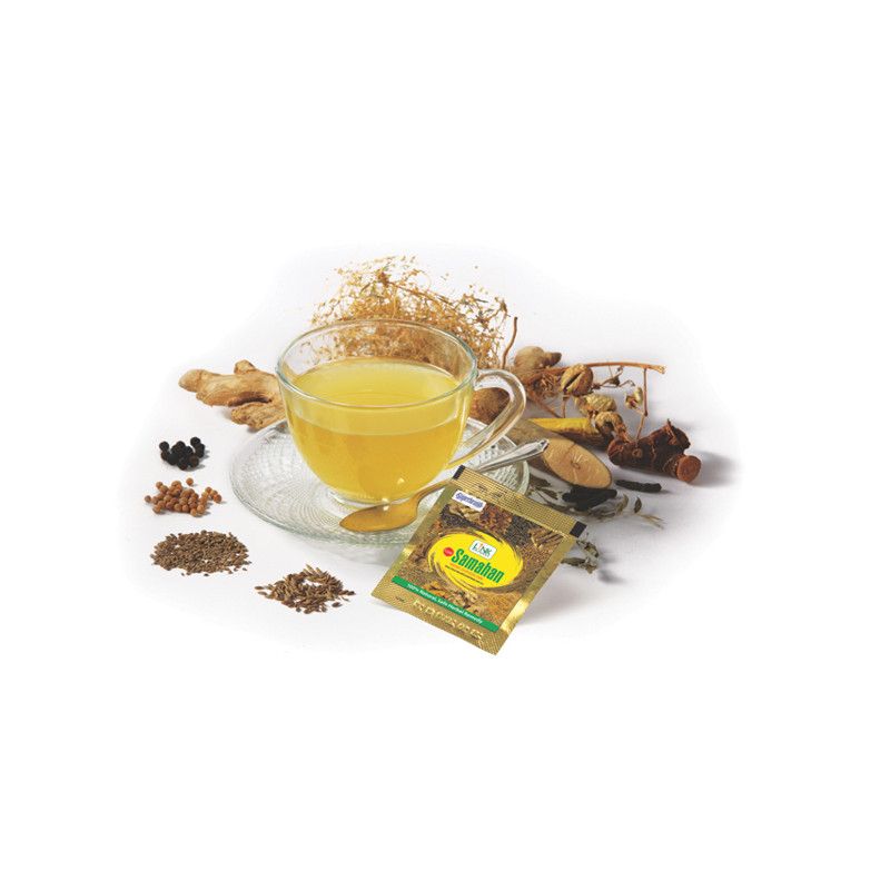 Glas Tasse mit Kräutertrunk, Untertasse, Löffel und Kräuter. Samahan-Beutel liegt daneben.