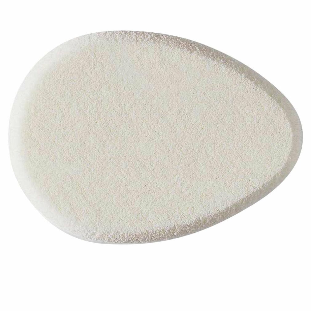 Ovaler Yukilon-Schwamm. Beige, poröse Oberfläche. Tropfenförmig, abgerundete Spitze. Für Kosmetik.