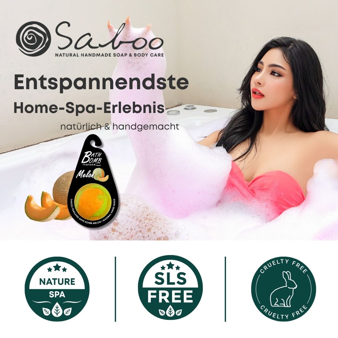 Frau in Badewanne mit Schaum. Etikett: Bath Bomb Melone. Text: Entspannendste Home-Spa-Erlebnis, natürlich & handgemacht.