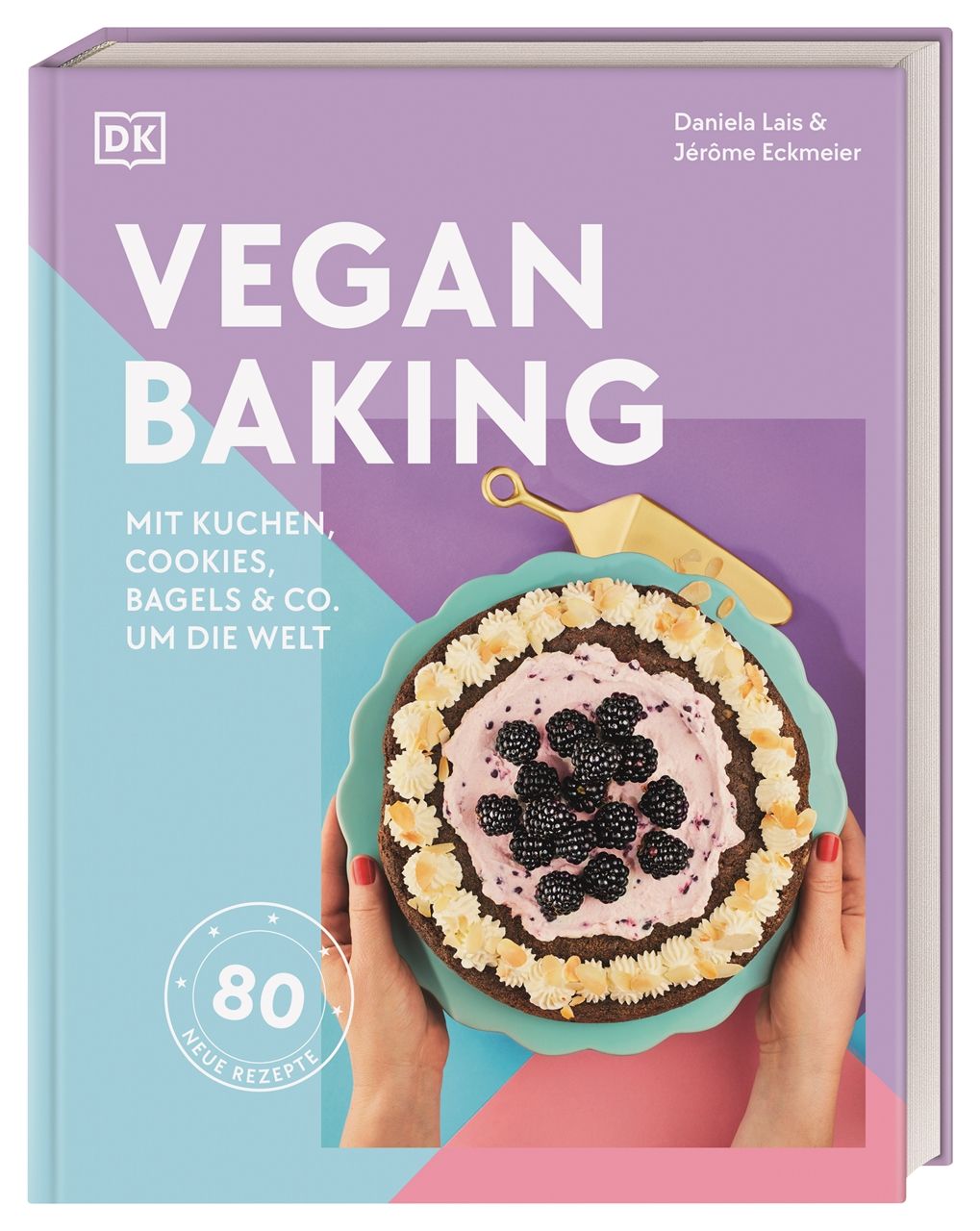 Buch "Vegan Baking" mit Titel, Autoren und 80 Rezepten. Auf einem Teller Kuchen mit Beeren und Sahne.