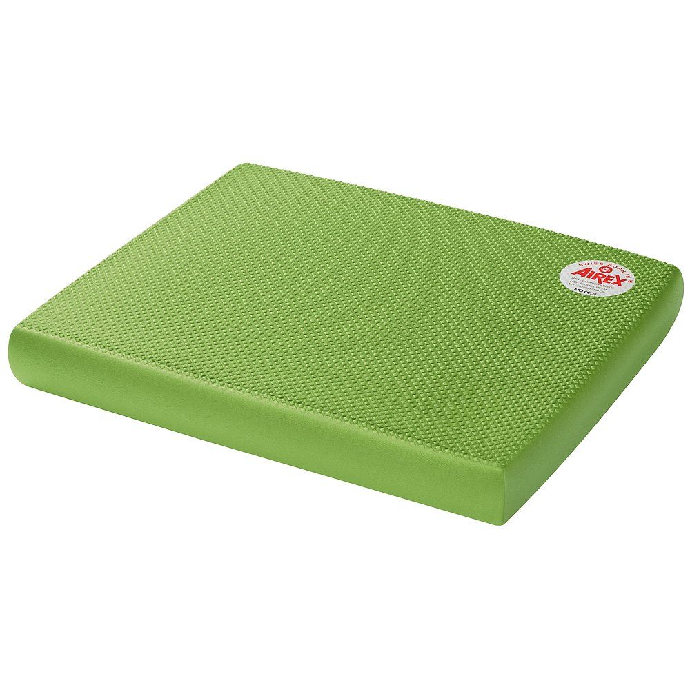 Grünes Balance-Pad mit strukturierter Oberfläche. Abgerundete Ecken. Airex-Logo-Aufkleber rechts oben. Schräge Ansicht.