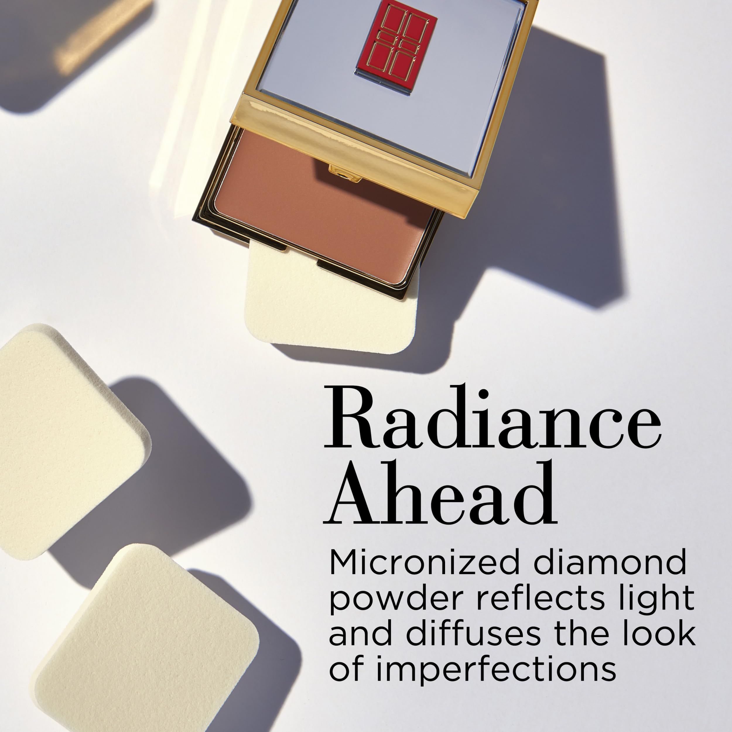 Make-up-Kompaktverpackung mit Spiegel und Schwämmen. Text: Radiance Ahead. Mikronisiertes Puder.